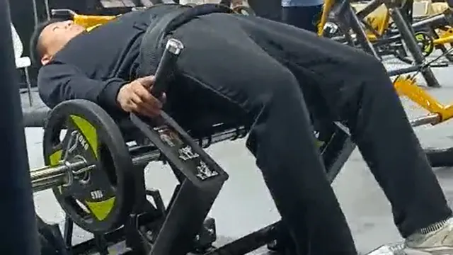 Máquina de impulso para glúteos