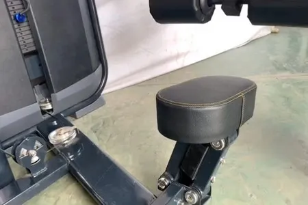 Máquina patada de glúteos (acostado)