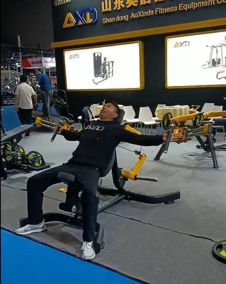 Máquina de apertura de pecho inclinada